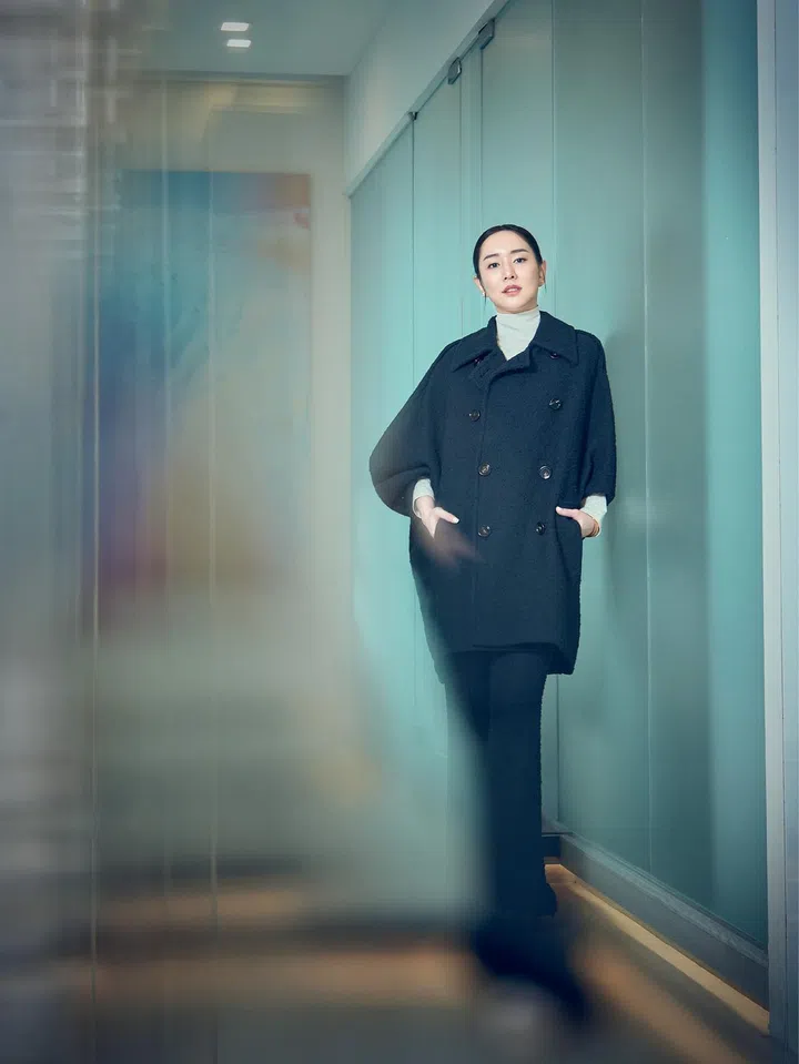 棉混纺外套、配套裤子、羊毛针织套头衫/Bottega Veneta。