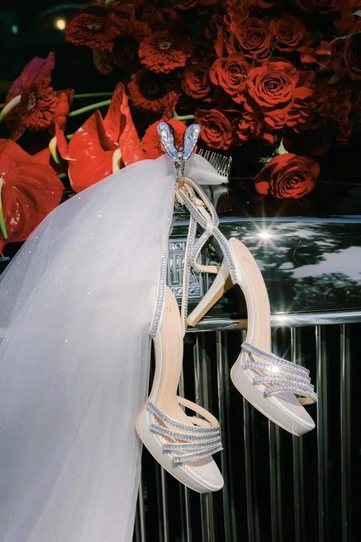 由Sophia的妹妹、DMK创意总监Eileen Goh特别定制“THE KIM”婚鞋，以Lawrence姓氏 “金” 为灵感，镶嵌切割水晶，象征着闪耀的未来。