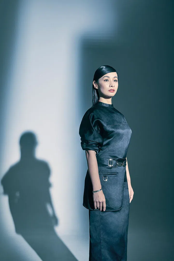 可拆卸腰带真丝连衣裙、皮革高跟鞋/Fendi。