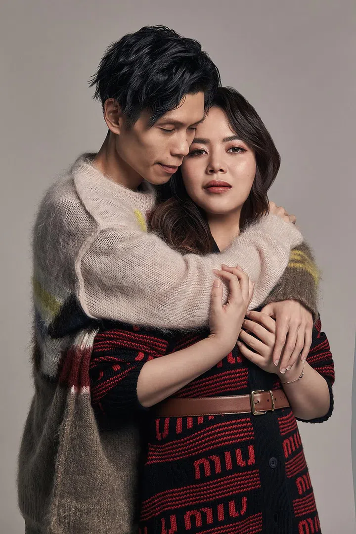 毛衣和裤子/Fendi。开衫连衣裙和腰带/Miu Miu。