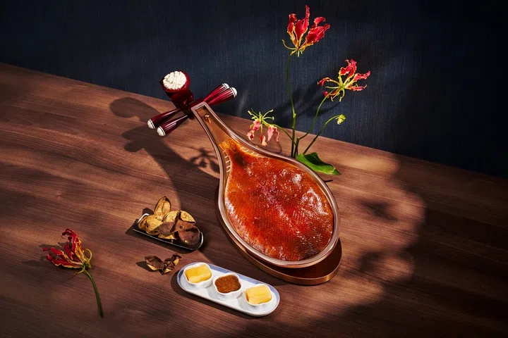 形若琵琶，味自生香，匠心烤鸭，尽显粤韵古法新艺。