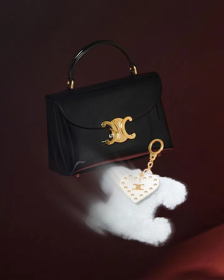 Celine Teen Nino漆面牛皮革手袋搭配Triomphe Heart羊毛革及牛皮革绒球钥匙圈。