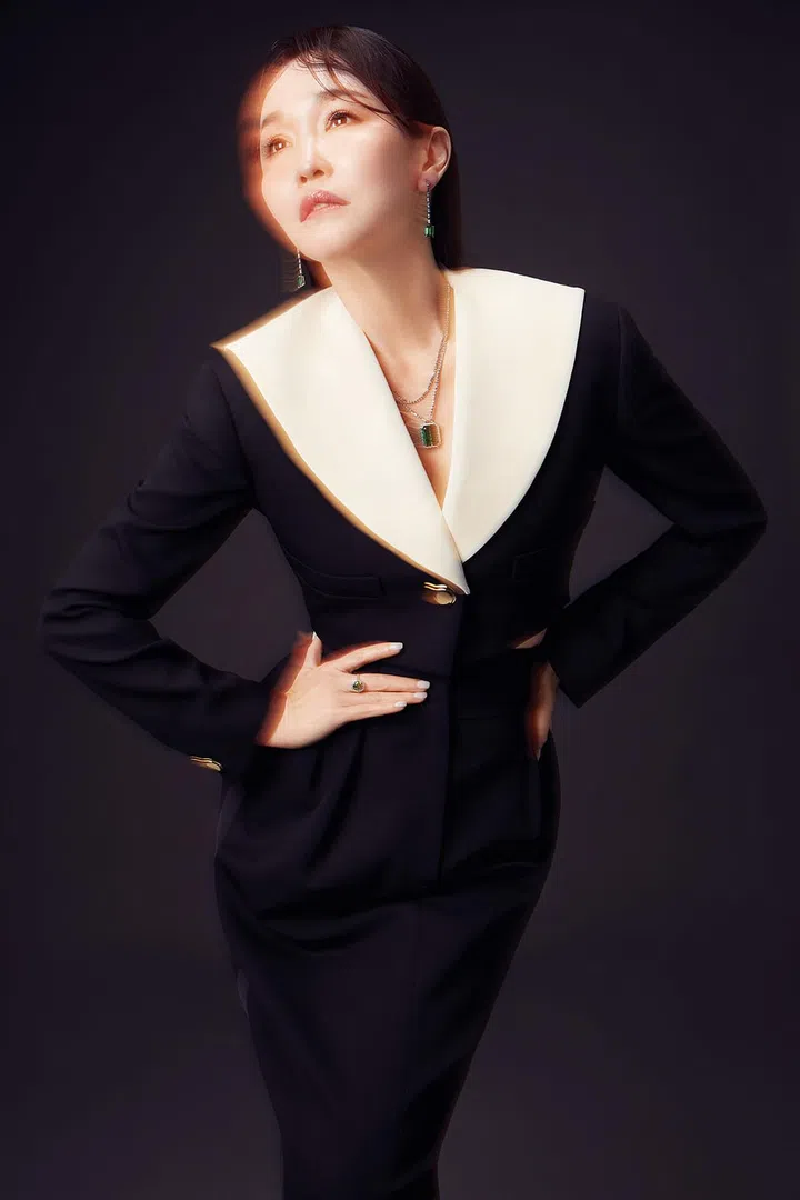 铂金镶嵌绿碧玺和钻石耳坠; 铂金镶嵌绿碧玺和钻石吊坠; Leaf basket戒指，铂金镶嵌绿碧玺和钻石/Tiffany & Co.。宽翻领短夹克和半身裙/Miu Miu。