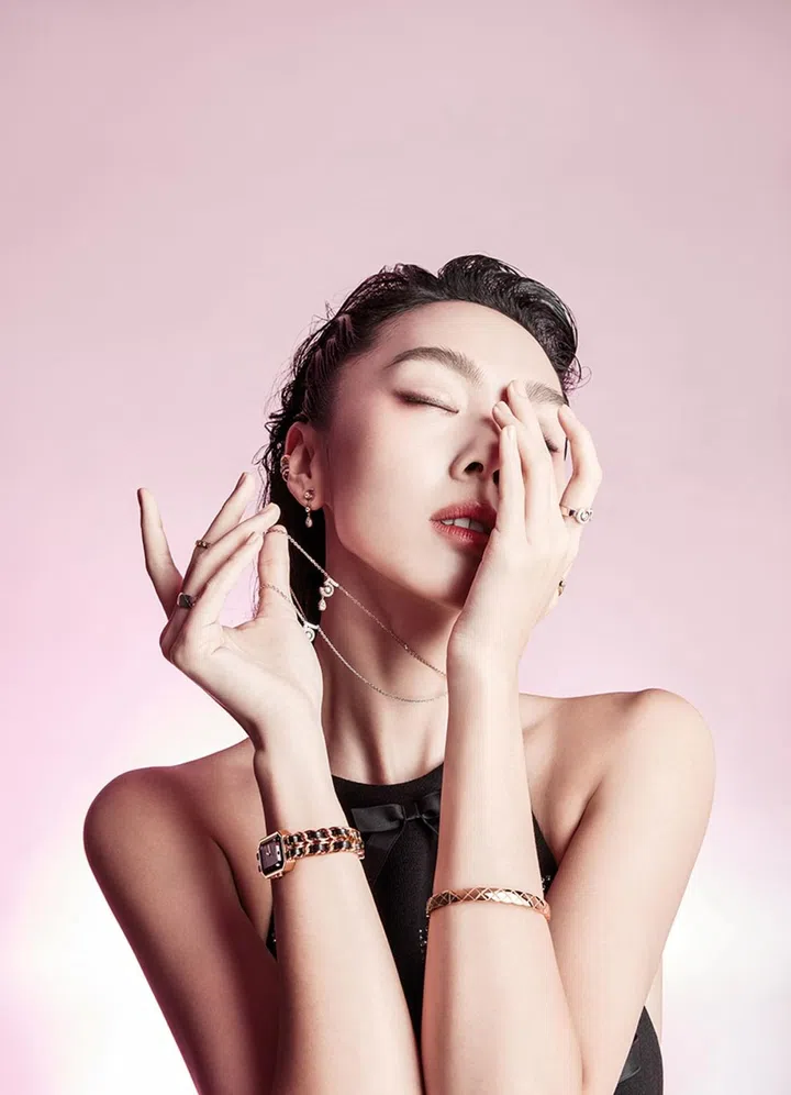 Première Original Edition腕表; Eternal N°5 白金镶钻项链; Eternal N°5 米色金镶钻项链; Coco Crush 米色金手镯; Eternal N°5 米色金镶钻可转换式耳环; Coco Crush 白金和黄金耳环; Eternal N°5 白金镶钻戒指; Coco Crush 黄金镶钻戒指小型款; Coco Crush 白金戒指小型款; Coco Crush 米色金镶钻窄版戒指/Chanel。真丝挂脖裙/Chanel。 