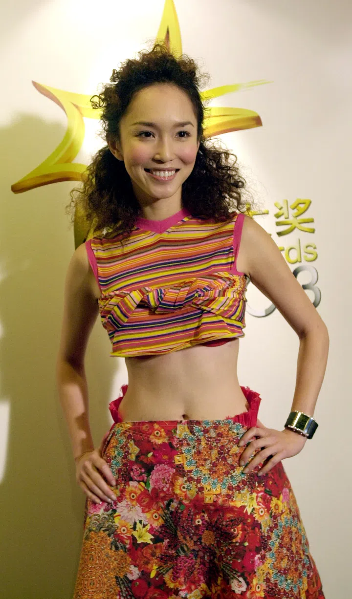 红星大奖2003 。 新传媒2003 年红星大奖颁奖典礼。本地艺人、新传媒艺人范文芳获颁“十大最受欢迎女艺人奖”。