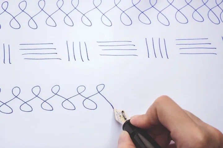 为防止全新出炉的笔尖沾上墨汁，检验师会在纸上书写数字“8”，以此测量笔尖与纸之间的顺滑度。