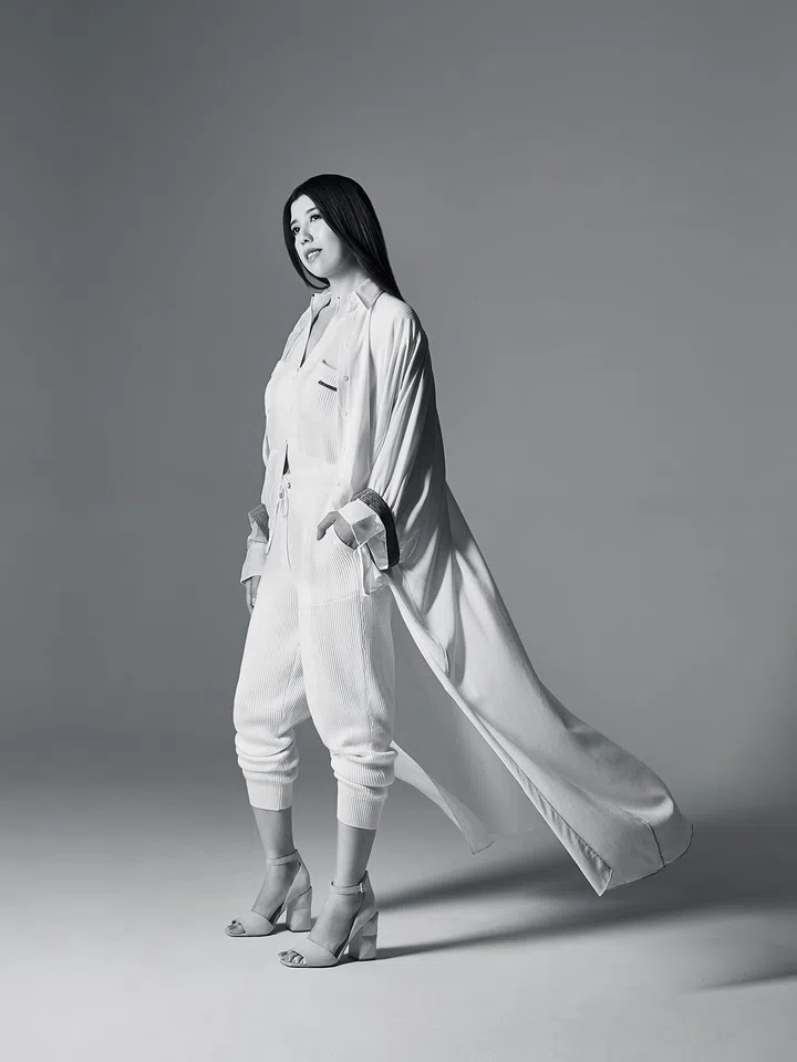 羊毛开襟衫、运动裤/Brunello Cucinelli；皮革高跟鞋/Hermes。