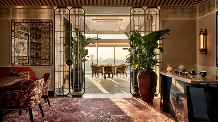 金风穿堂过，云光入席来。步入金蜓湾，餐桌即成风景。