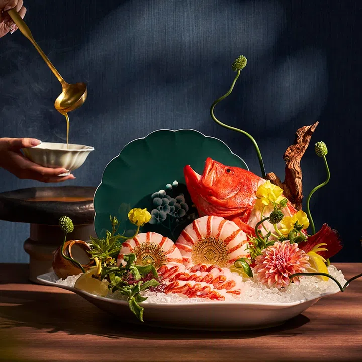 野生东星斑鲜嫩如绢，佐金黄龙虾高汤，这道佳肴不仅是餐厅招牌菜，更是行政总厨李怀波“粤菜新灵魂”的经典代表。