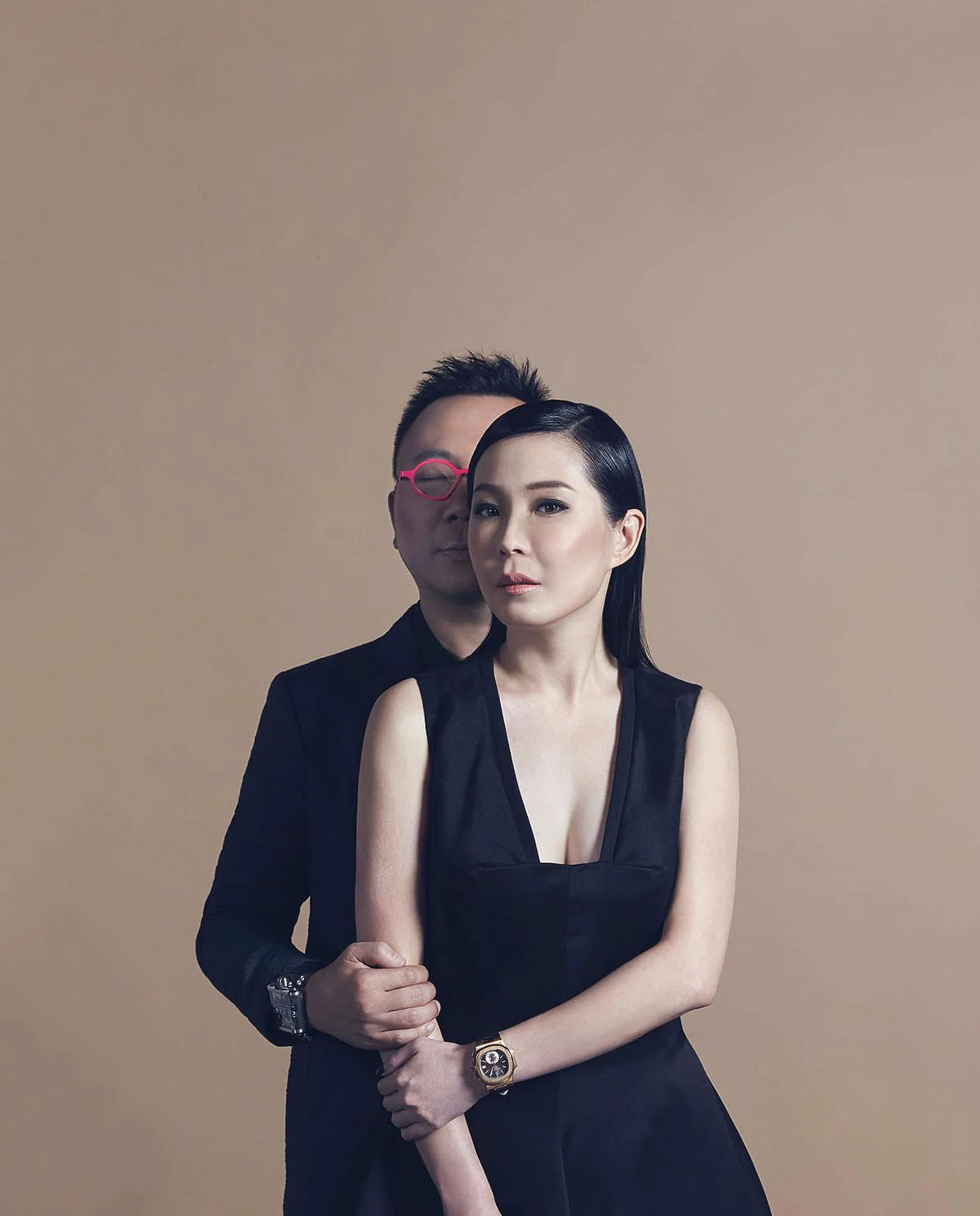 府绸衬衫、聚酯纤维裤子与丝质西装/Emporio Armani; 丝质长裙/Lanvin。 