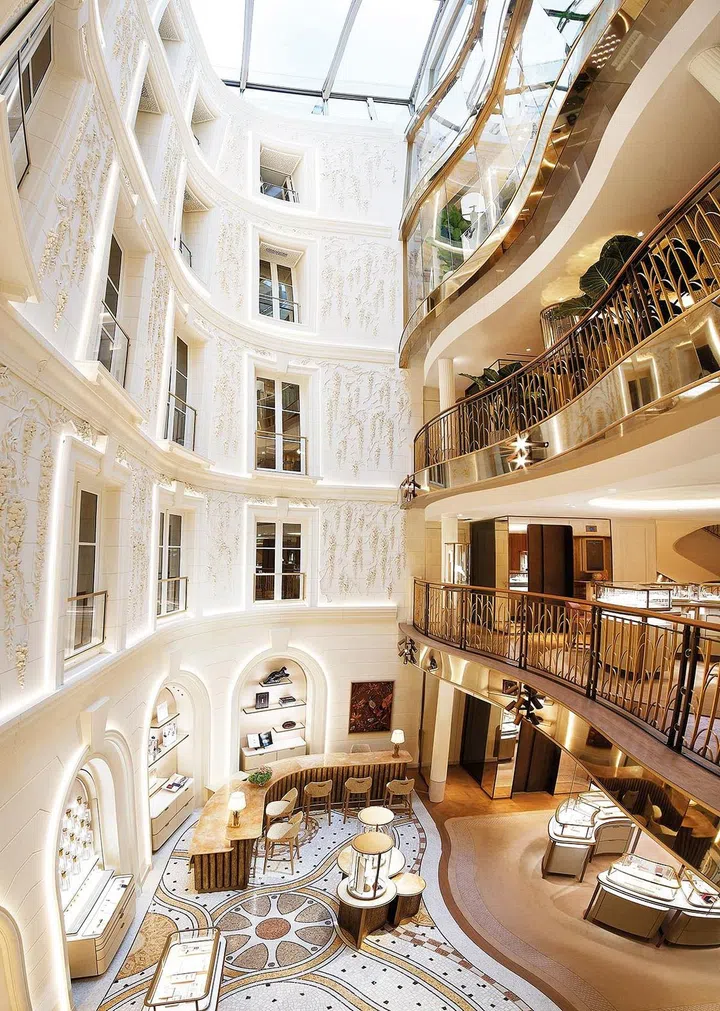 巴黎和平街13号精品店经全面重新构思、设计及整修，再度启幕，呈现焕然一新的面貌。