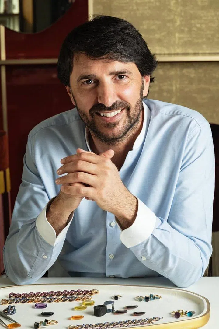 拥有25年深厚资历的Pomellato宝曼兰朵宝 石大师和珠宝采购部总监StefanoCortecci