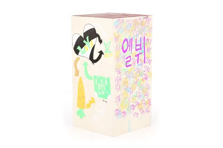韩国男团BTS为Louis Vuitton创作的作品。