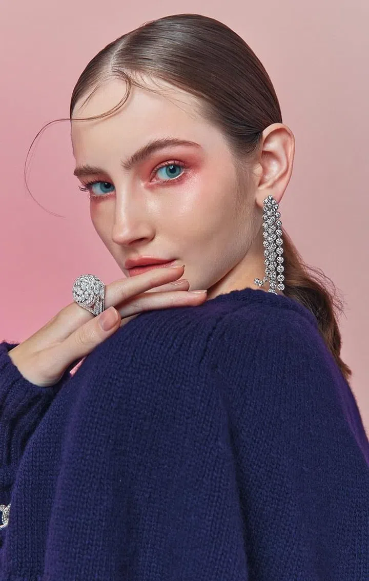 化妆 Aiyi Zhou using Charlotte Tilbury 发型 Aung Apicha@Artistry Studios using Kevin Murphy