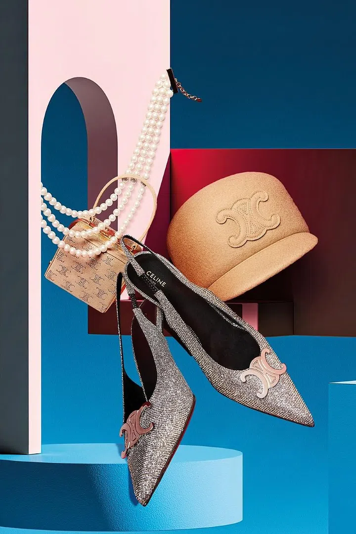 上至下：Les Perles项链、Celine Lana迷你手袋、羊毛毡帽、Triomphe露跟高跟鞋/Celine。