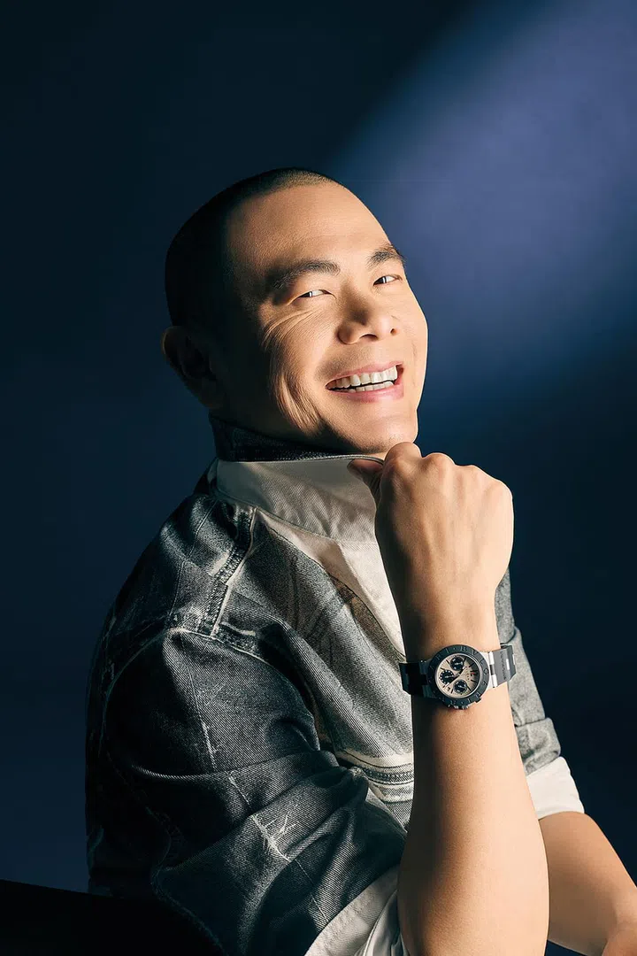Aluminium腕表/Bvlgari。棉质印花牛仔夹克和配套牛仔裤/Dolce & Gabbana。
