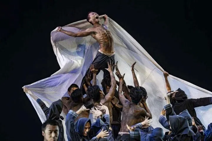 云门舞集今年50周年，演出创办人林怀民的传奇舞作《薪传》。（刘振祥摄／云门基金会提供/ 原刊登于联合早报）