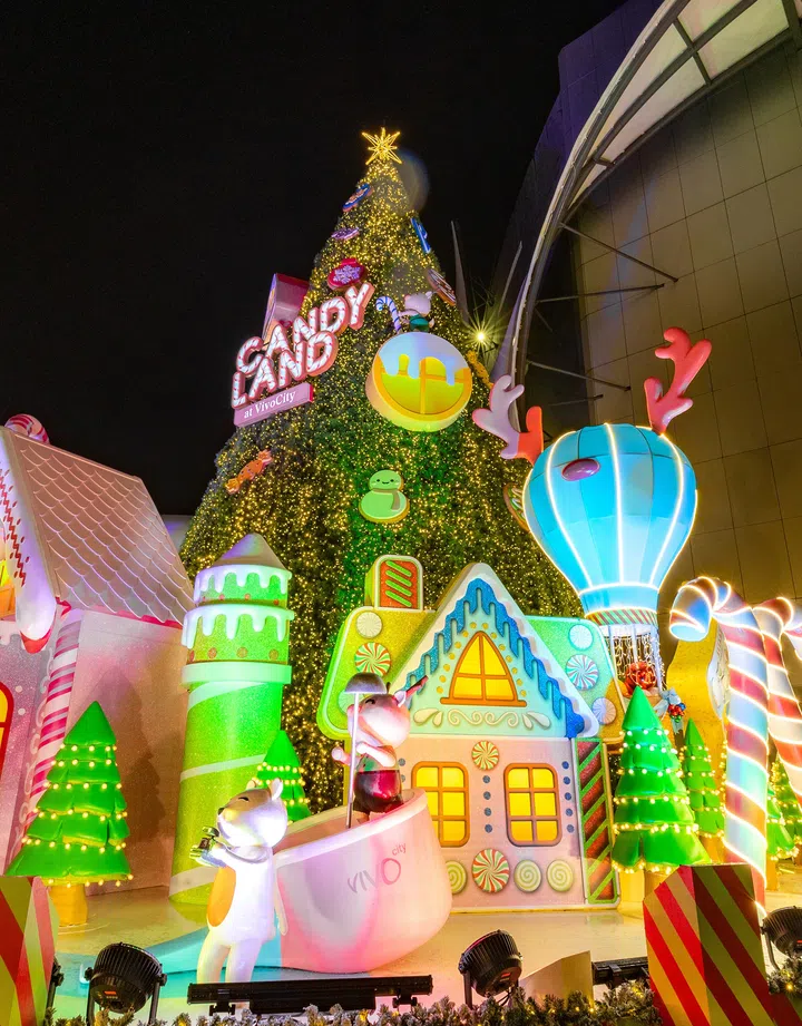 VivoCity 户外的 Candyland 圣诞装置，包括亮灯圣诞树与糖果主题布景，营造欢乐节日气氛。2025新加坡圣诞节攻略：8个值得一去的圣诞市集与活动