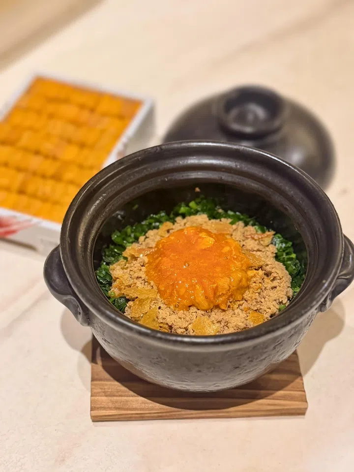 Ichigo Ichie母亲节限定“Oyako Donabe”料理图：日式砂锅饭上铺满鸡肉碎、青菜与浓郁海胆蛋黄酱，色泽金黄诱人，整体摆盘温暖简约，呈现出带有家常温度却又精致细腻的日式料理风格。2026母亲节餐厅精选指南