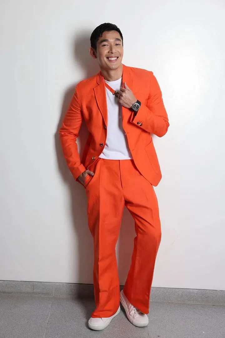 黄俊雄2022年红星大奖造型，以Versace套装搭配Bvlgari腕表及珠宝