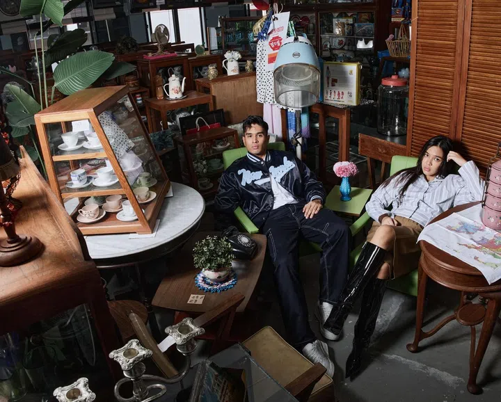 Emyr Uzayr(左边）身穿Coach衬衫 $395，外套 $750，牛仔裤 $350及运动鞋$275。Thaqifa（右边）身穿Tory Burch衬衫 $1,000，短裤 $1,300及靴子 $1,495。（图：《女友》拍摄