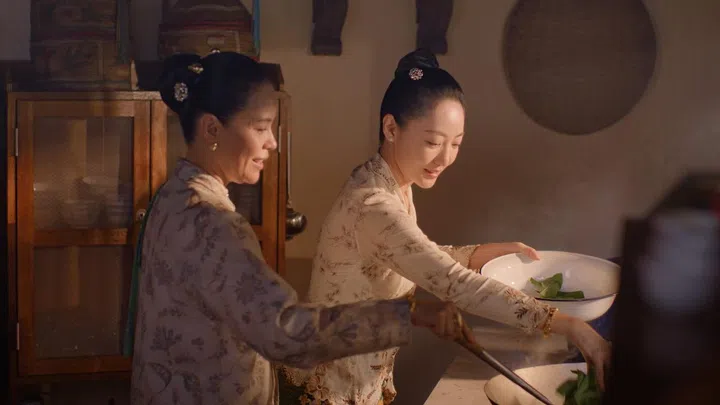 郑惠玉饰演的张家老太太与Jojo这个大媳妇有很多对手戏，但这对婆媳之间，是否如表面那般和平共处？（图：Mediacorp提供）