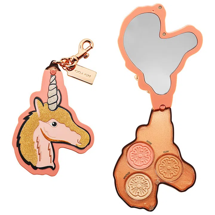 精致的独角兽颊彩盘，内含膏状腮红、珠光提亮粉和哑光古铜粉。三款色调的搭配恰到好处，不过分张扬又显好气色，出门约会记得挂在包包上，随时打造自然的妆容。