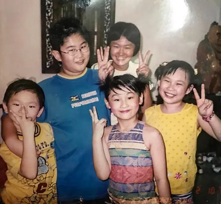 阳光可乐和同年小伙伴们笑得无比灿烂，比着剪刀手拍大合照。