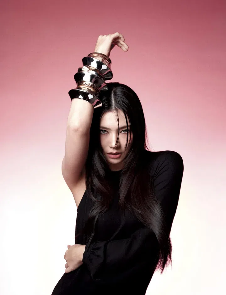 Ferlyn穿Longchamp dress $1,225, Stylist's own bangles（图：《女友》拍摄）