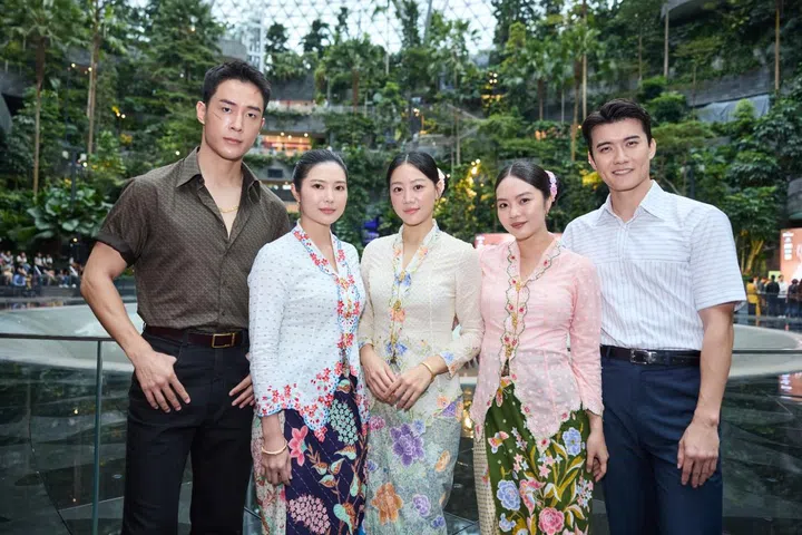 五位新生代演员在这部剧中会有哪些爱恨情仇？（图：Mediacorp提供）