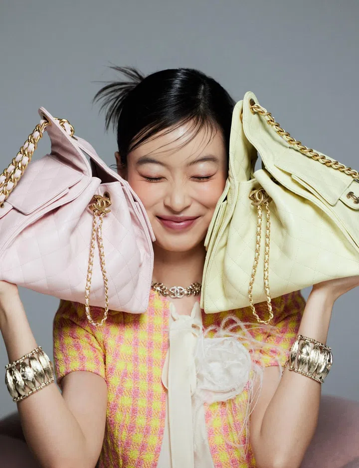 服饰：CHANEL top $5,260, brooch $1,920, necklace $1,460, cuff $4,130 each, Chanel 25 small bag $8,890 each图：《女友》拍摄