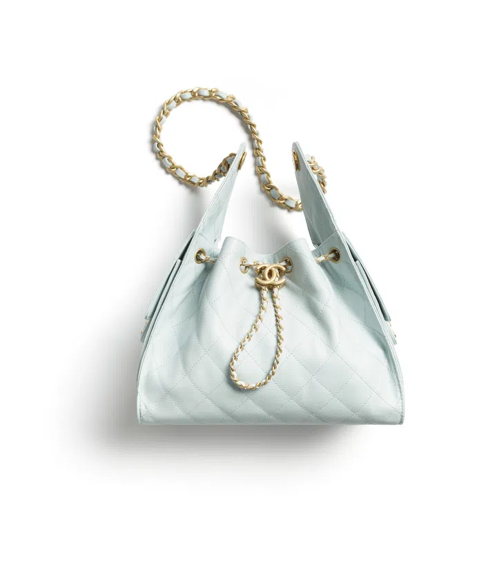 浅蓝色 Chanel 25 小号手袋，菱格纹小牛皮搭配金色双C标志与皮穿链肩带，两侧配有可开合口袋设计｜Multi-Pocket Bag 趋势推荐