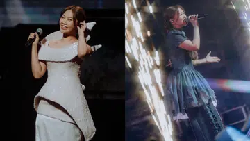 DIOR大颖在新加坡演唱会舞台上的演出瞬间拼图：左图中，她身穿白色立体剪裁礼服，手持麦克风微笑与观众互动，展现温柔自信的舞台魅力；右图则换上蓝色层次感短裙造型，在灯光与光束效果中投入演唱，肢体自然延展，呈现更具感染力的现场表现。整体画面捕捉她从纯粹到释放情绪的舞台状态，展现其真实而动人的演唱风格。