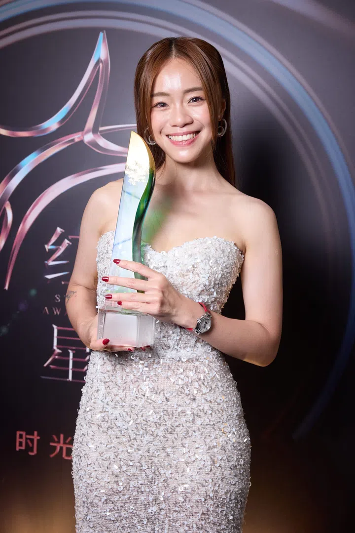 陈宁以红色美甲出席红星大奖2025。（图：Mediacorp提供）