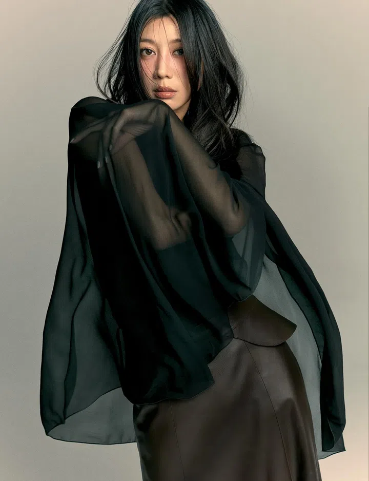 服饰：Ralph Lauren Collection top $2,649，skirt $5,449图：《女友》拍摄