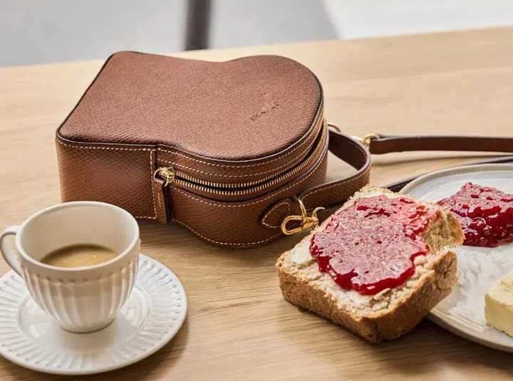 Épure系列中除了经典轮廓的手袋，还有俏皮的吐司包。（图：Longchamp）