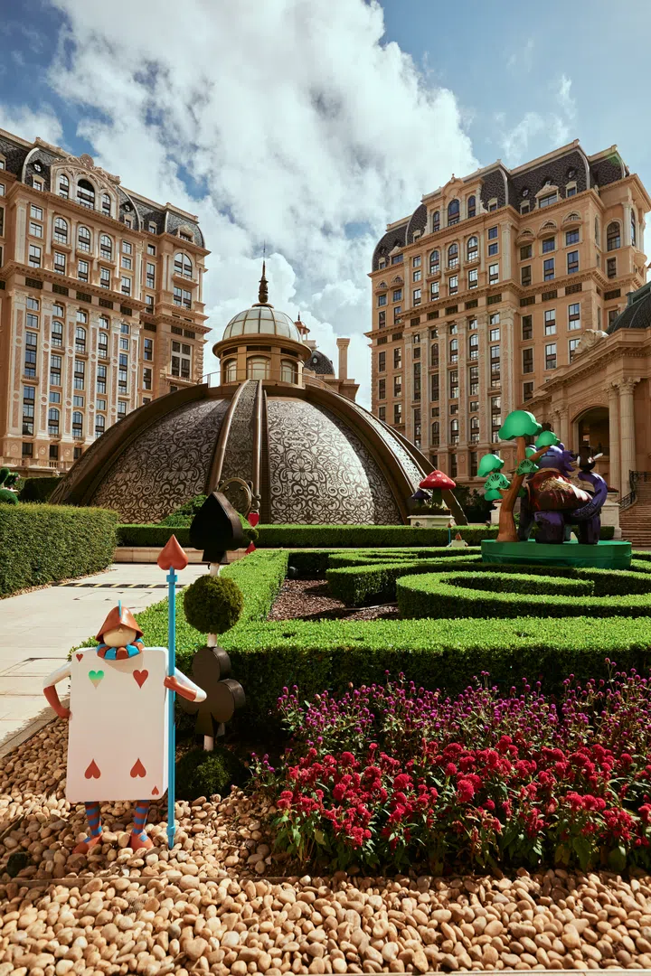 澳门上葡京综合度假村的绿茵胜境花园，以《爱丽丝梦游仙境》为灵感设计，融合雕塑装置与欧式园林景观，营造梦幻又浪漫的氛围。澳门3天2夜旅游攻略。