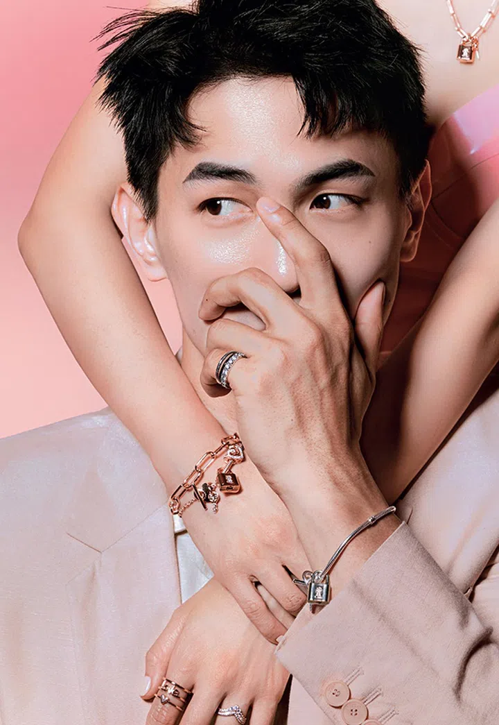 Pandora情人节系列 张鈞淯与洪凌 张鈞淯佩戴Pandora Padlock & Key Dangle吊饰、Moments、ME等系列首饰