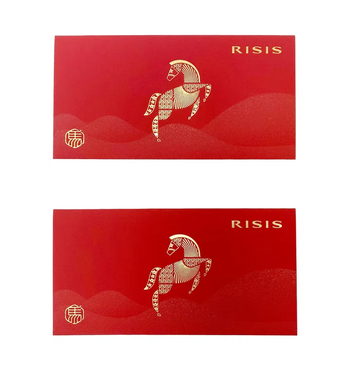 RISIS 2026马年红包封设计以经典喜庆的大红色为主色调，象征好运与新年的祝福。中央以精致烫金工艺呈现一匹跃动中的骏马，整体造型采用几何与装饰性线条构成，结合传统纹样元素，展现优雅与力量并存的视觉效果。红包封背景以压纹工艺呈现层层起伏的山丘或波浪纹理，为整体设计增添层次感与立体感，寓意步步高升与前程似锦。右上角印有RISIS品牌标志，左下角则饰有传统印章风格图案，呼应东方文化意象，使设计更具节庆氛围与收藏价值。整体风格简洁大方，将现代设计语言与生肖马的象征意义巧妙融合，呈现富有艺术感的新年红包封。2026马年红包封盘点：今年的新年红包设计，你最喜欢哪一个？