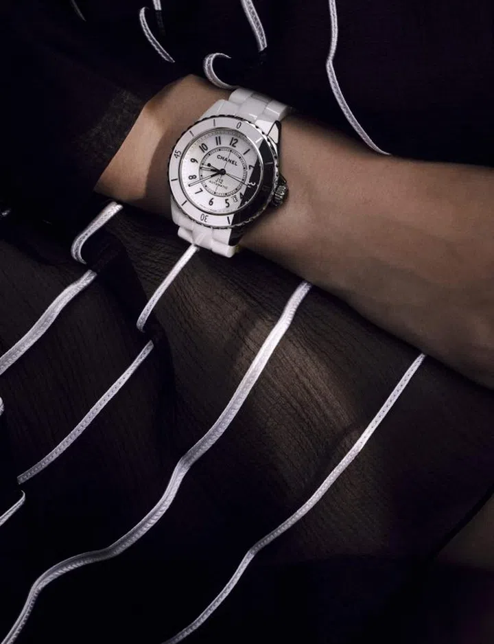 Chanel J12 Paradoxe搭载Calibre 12.1自动上链机械机芯、38mm陶瓷及精钢表壳、陶瓷表链腕表 $14,650，花呢及欧根纱短裙