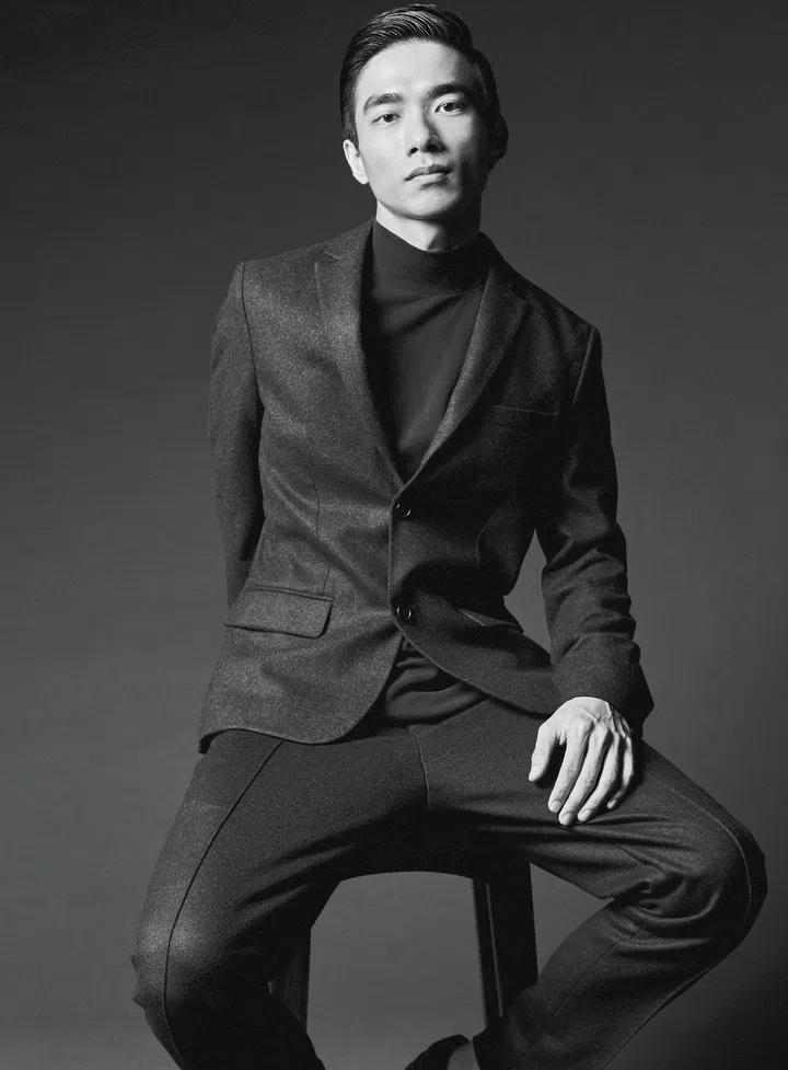 Q: 如果能当一个星期的女人，你会做什么？A: 穿高跟鞋。小时候偷穿过妈妈的，可是根本没办法走路。我很想知道女生穿上高跟鞋到底如何走路。