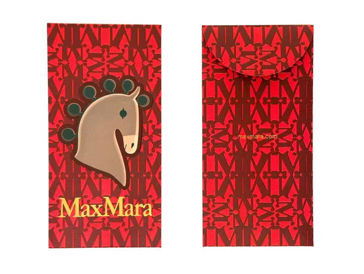 Max Mara 2026马年红包封正反面设计展示，红包封整体以鲜艳红色为主色调，表面印有重复排列的深红色品牌标志性字母图腾图案，营造强烈的视觉层次感与现代风格。正面中央为简约可爱的马头插画设计，采用柔和米色搭配深绿色点缀，呈现俏皮而富有艺术感的马年主题形象，下方印有“Max Mara”金色品牌字样，增添精致质感。背面延续相同的图腾图案，并印有“maxmara.com”字样，整体设计融合品牌经典元素与新年寓意，展现时尚与节庆氛围。2026马年红包封盘点：今年的新年红包设计，你最喜欢哪一个？