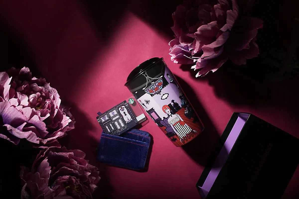 Starbucks X Anna Sui 时尚结合，想必许多女友们肯定会把它例如圣诞wishlist中！