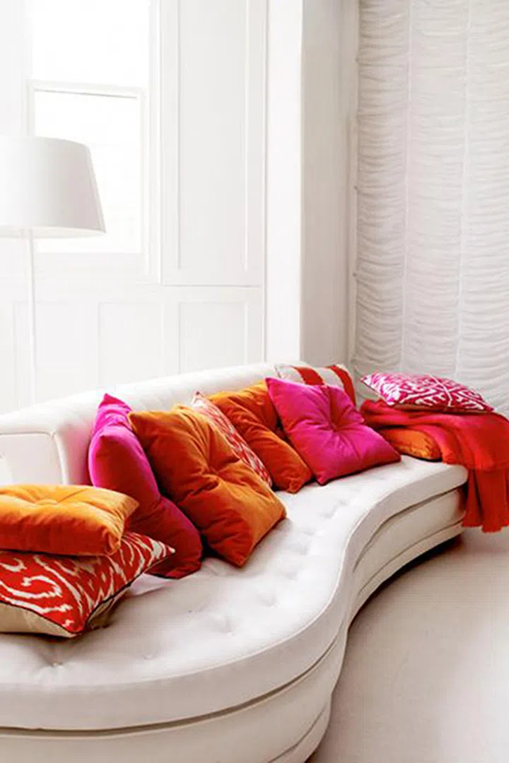 沙发是聚会的重要“地点”，摆满红、橙及粉色软垫的沙发美丽又舒服