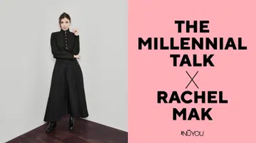 Rachel Mak 为《The Millennial Talk》专访拍摄的封面肖像照，她身穿全黑高领连身裤与黑色短靴，双手自然交叠站立在深色木质地板上，神情沉稳自信，直视镜头。背景为简洁的浅色墙面，整体构图简约，呈现她从模特身份走向创办色彩分析品牌 Niji Colours、探索真我与内在力量的阶段。