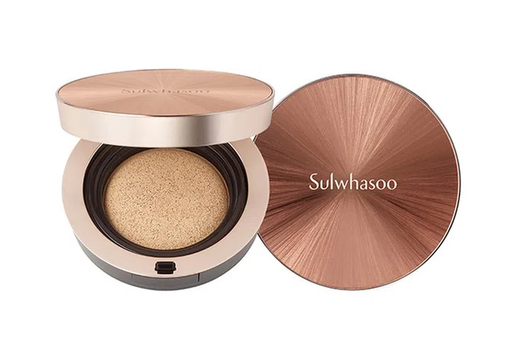 Timetreasure系列是Sulwhasoo最顶级的护肤系列，近来推出的这款气垫粉底自然也充满奢华感。当中含有品牌的经典红松成分，具有抗炎和修复肌肤的绝佳妙用；独特的液状钻石粉末则为肌肤增添了满满的亮泽感。搭配形状独特的角度粉扑，更轻易覆盖鼻翼、眼下等肌肤部位。长期使用还能达到保湿和改善细纹、皱纹等的护肤效用。