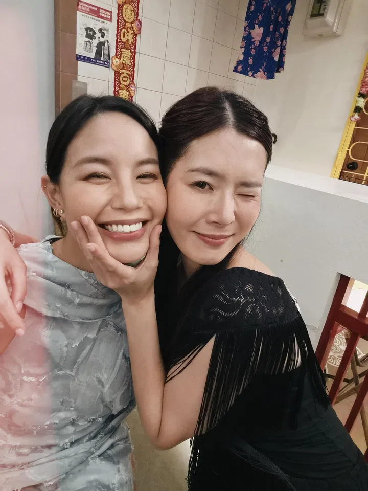 符芳榕与黄思恬贴脸合影，黄思恬穿黑色流苏裙，两人展现姐妹般的亲密。符芳榕，命运使者，离开演艺圈，专访