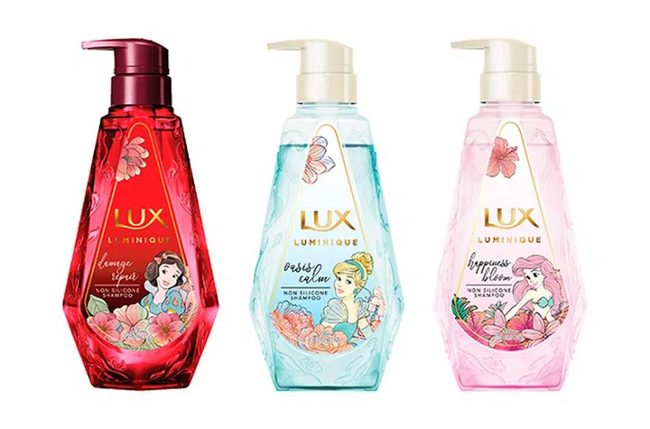 美发品牌LUX与Disney合作，推出限量版的Damage Repair、Happiness Bloom和Oasis Calm三款洗护系列，分别针对修护受损头发、柔顺毛躁发丝和改善油腻头皮。特别印上可爱的白雪公主、灰姑娘和美人鱼人物，让你洗发时也能多几分愉悦感。