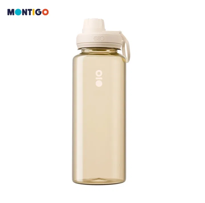 $20以下也能送出好礼：同事交换圣诞礼物精选。图中为 Montigo Go Bottle（1200ml/40oz），采用透明暖米色瓶身与防漏瓶盖设计，呈现轻量耐用、适合作为实用礼物的随行水壶。