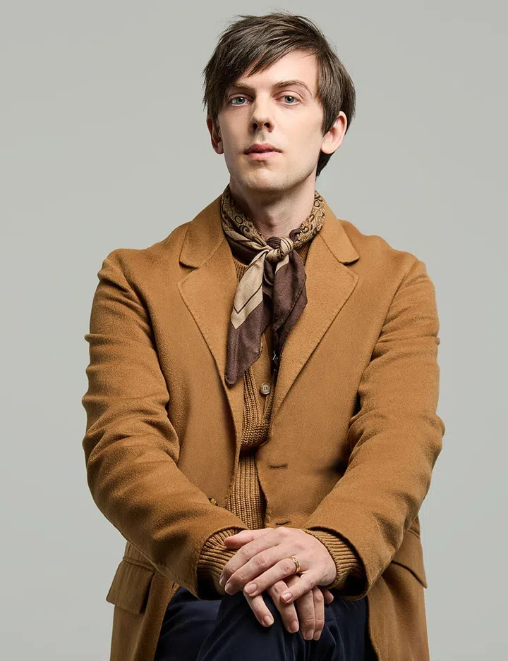 Loro Piana 外套(POA) ，毛衣$14,300，毛衣 $7,340，领巾$650，造型师专属长裤（图：《女友》拍摄）